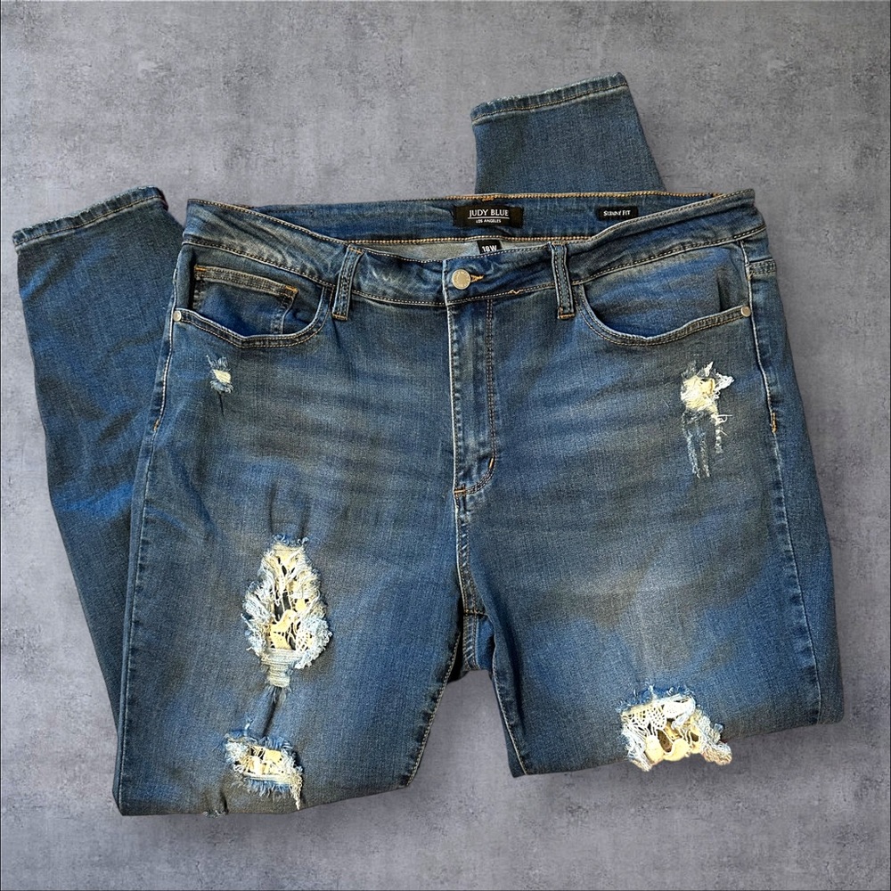 Judy Blue Distressed Skinny Jeans in Medium Blue